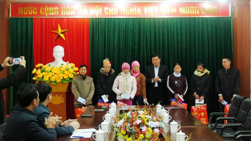 Sở Kế hoạch - Đầu tư tỉnh Hà Giang thăm tặng quà chúc Tết người nghèo tại Quang Bình