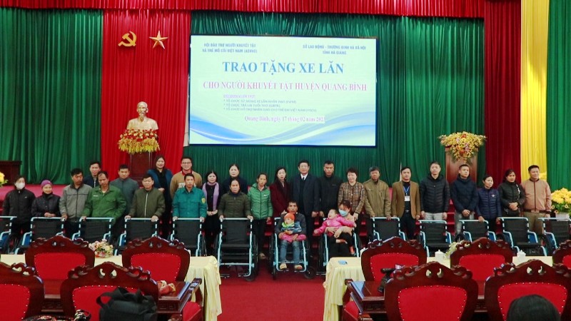 Lễ trao tặng xe lăn cho người khuyết tật tại huyện Quang Bình