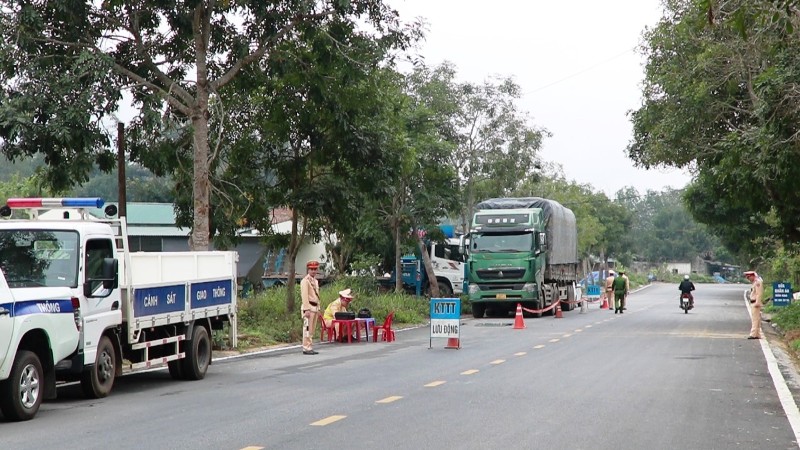 Đội CSGT huyện Quang Bình triển khai thực hiện kế hoạch chuyên đề tuần tra, kiểm soát, xử lý vi phạm đối với xe chở hàng quá tải trọng, quá khổ giới hạn, tự ý cải tạo phương tiện tham gia giao thông đường bộ