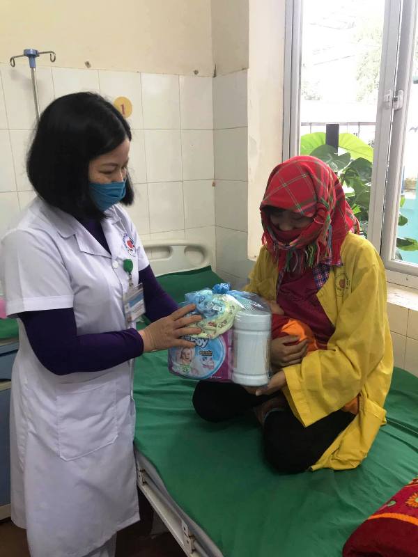 Bác sỹ Hoàng Thị Huyền hết lòng vì bệnh nhân nghèo
